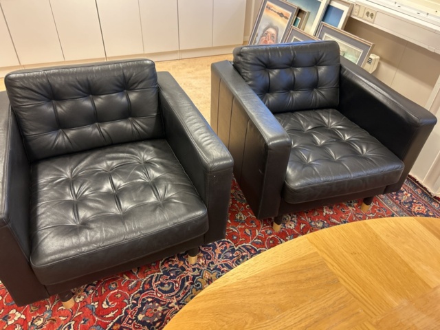 1423697-5 Soffgrupp med diverse möbler och inredning