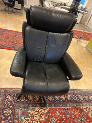 1423697-6 Soffgrupp med diverse möbler och inredning