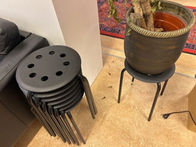 1423697-7 Soffgrupp med diverse möbler och inredning