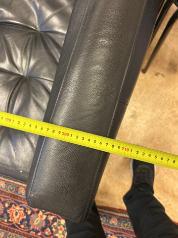 1423697-9 Soffgrupp med diverse möbler och inredning