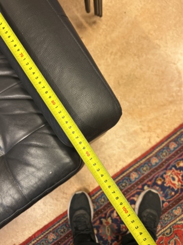 1423697-10 Soffgrupp med diverse möbler och inredning