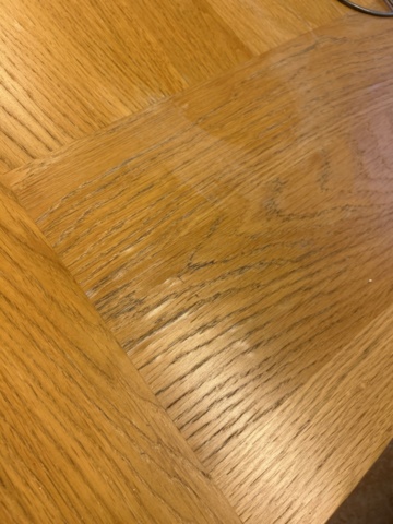 1423697-11 Soffgrupp med diverse möbler och inredning