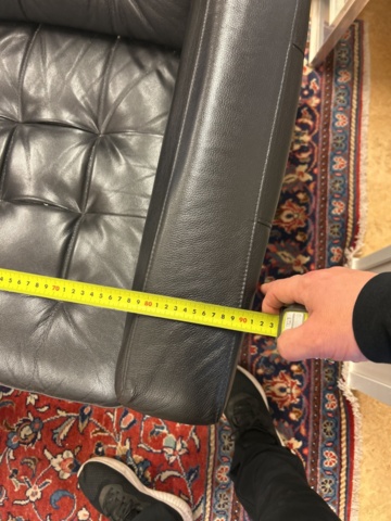 1423697-15 Soffgrupp med diverse möbler och inredning