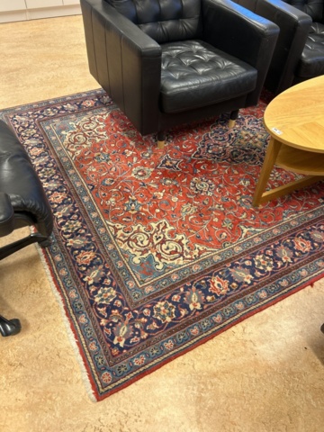 1423697-16 Soffgrupp med diverse möbler och inredning