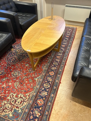 1423697-17 Soffgrupp med diverse möbler och inredning