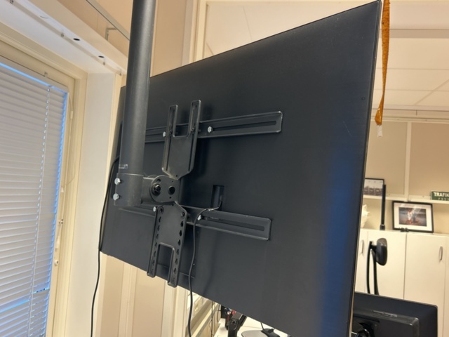 1423699-5 Bildskärm 43" med takfäste - Samsung S43AM700UU