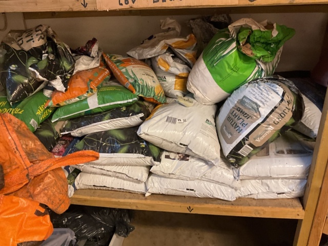 1406827-1 Parti med planteringsjord mm