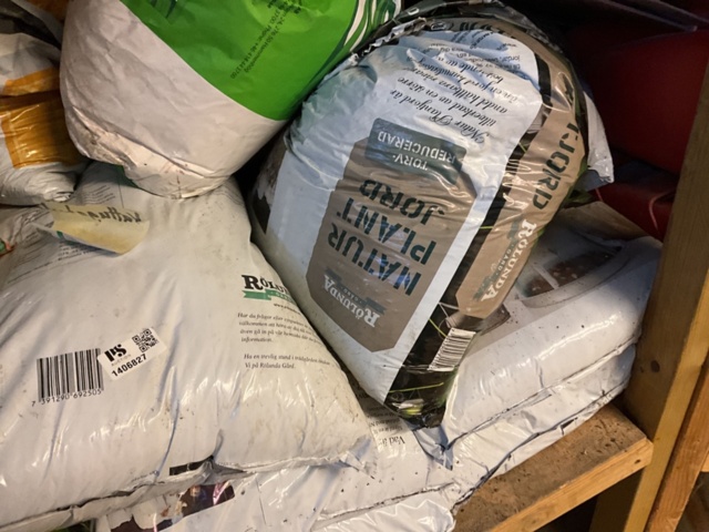 1406827-2 Parti med planteringsjord mm