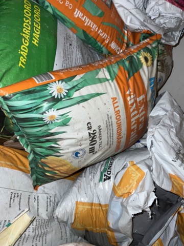 1406827-4 Parti med planteringsjord mm