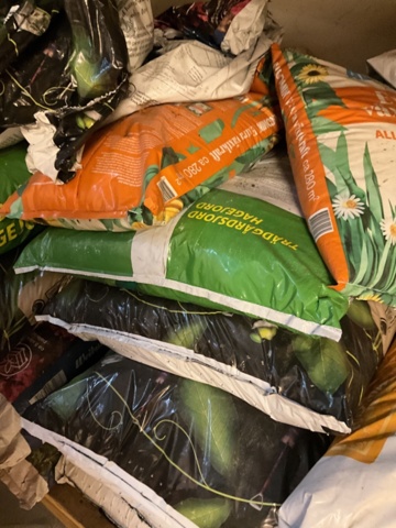 1406827-3 Parti med planteringsjord mm