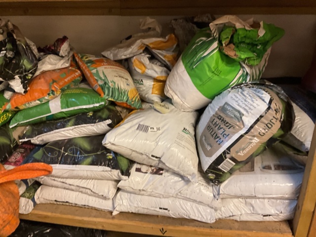 1406827-6 Parti med planteringsjord mm