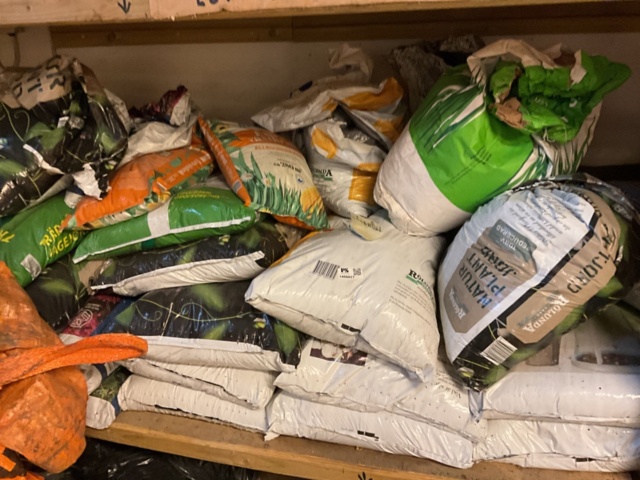 1406827-5 Parti med planteringsjord mm