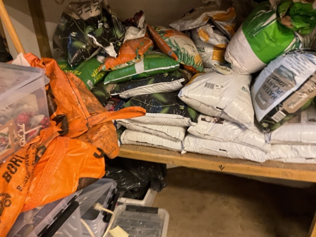 1406827-7 Parti med planteringsjord mm