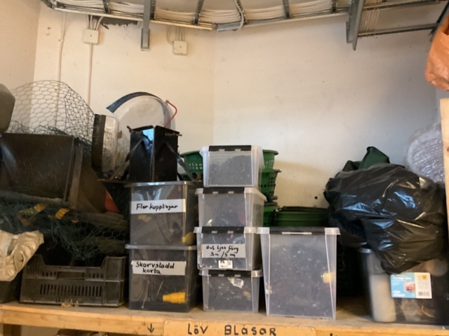 1406827-8 Parti med planteringsjord mm