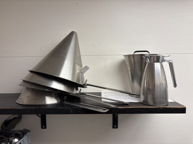 1372725-10 Storköksutrustning – blandade kantiner, kärl och köksredskap