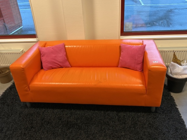 1457213-2 Skinnsoffa orange