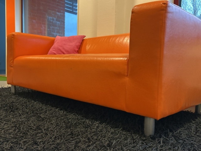 1457213-3 Skinnsoffa orange