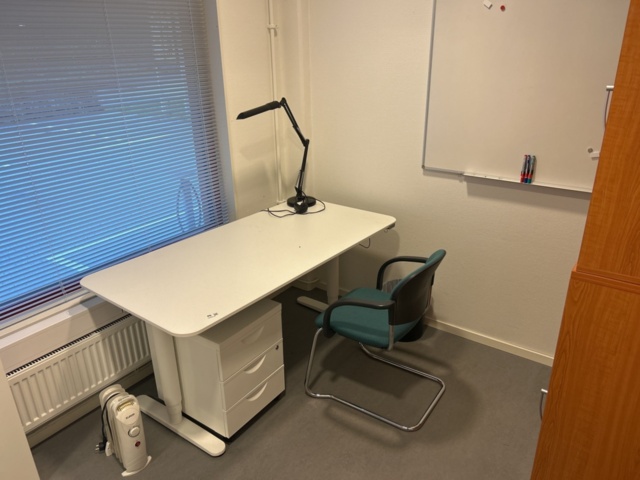 1457214-1 Kontorsinredning - Skrivbord, whiteboard, mm.