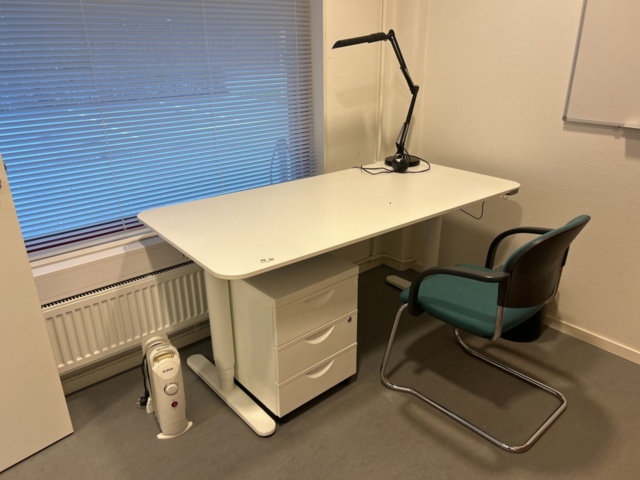 1457214-2 Kontorsinredning - Skrivbord, whiteboard, mm.
