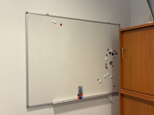 1457214-4 Kontorsinredning - Skrivbord, whiteboard, mm.