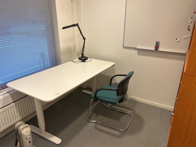 1457214-5 Kontorsinredning - Skrivbord, whiteboard, mm.
