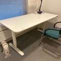 1457214-6 Kontorsinredning - Skrivbord, whiteboard, mm.