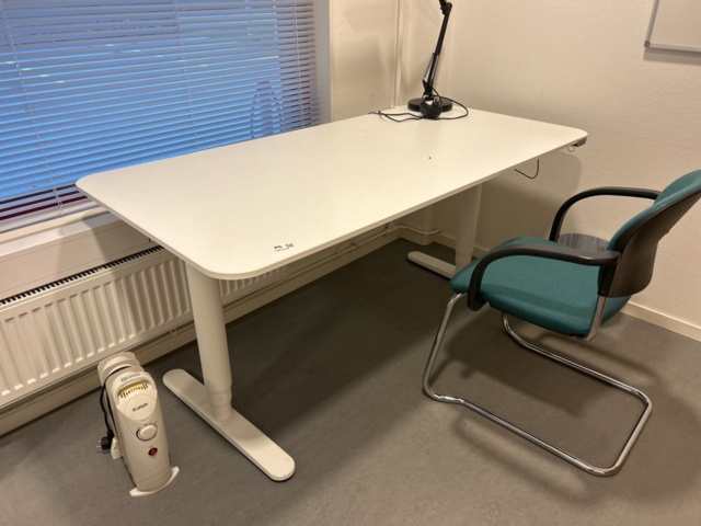 1457214-6 Kontorsinredning - Skrivbord, whiteboard, mm.