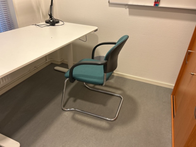 1457214-7 Kontorsinredning - Skrivbord, whiteboard, mm.