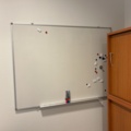 1457214-8 Kontorsinredning - Skrivbord, whiteboard, mm.