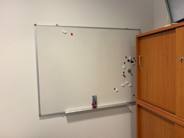 1457214-8 Kontorsinredning - Skrivbord, whiteboard, mm.