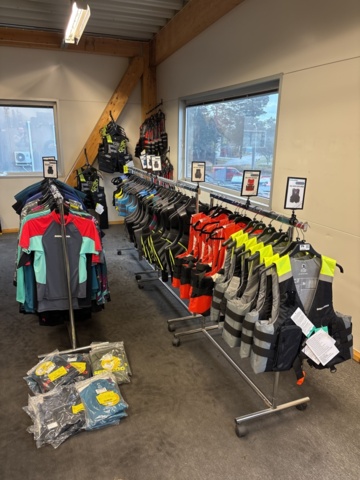 1409384-1 Parti med flytvästar, våtdräkter, skor, glasögon, kläder etc. Seadoo