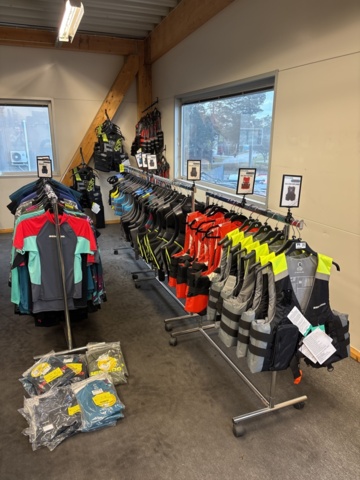 1409384-62 Parti med flytvästar, våtdräkter, skor, glasögon, kläder etc. Seadoo