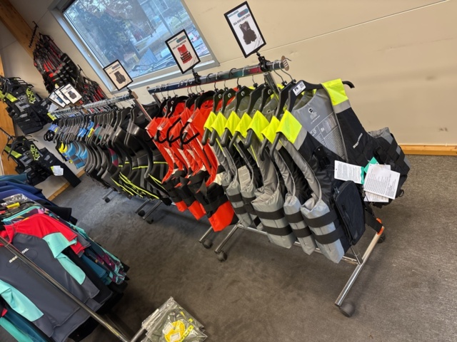 1409384-3 Parti med flytvästar, våtdräkter, skor, glasögon, kläder etc. Seadoo