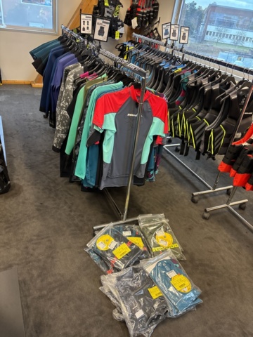 1409384-4 Parti med flytvästar, våtdräkter, skor, glasögon, kläder etc. Seadoo