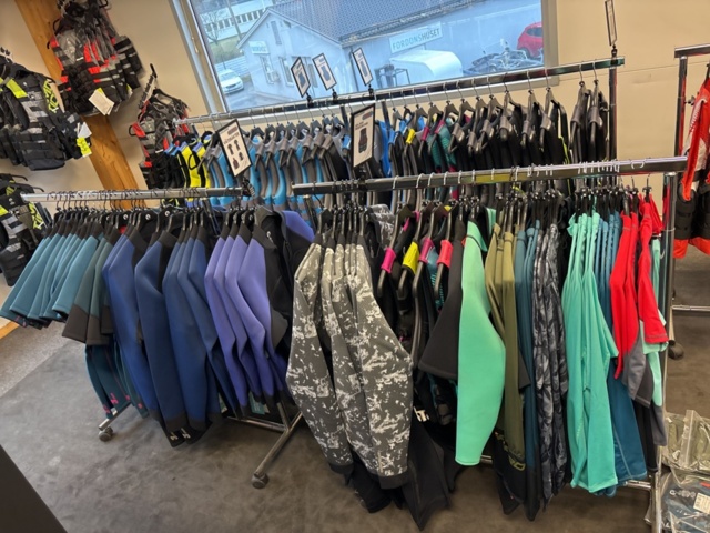 1409384-2 Parti med flytvästar, våtdräkter, skor, glasögon, kläder etc. Seadoo