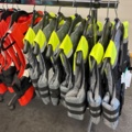 1409384-7 Parti med flytvästar, våtdräkter, skor, glasögon, kläder etc. Seadoo