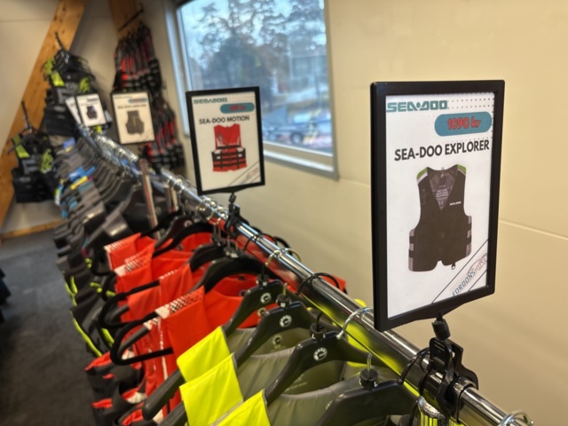 1409384-8 Parti med flytvästar, våtdräkter, skor, glasögon, kläder etc. Seadoo