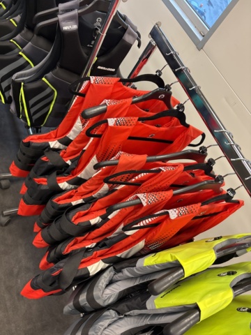 1409384-9 Parti med flytvästar, våtdräkter, skor, glasögon, kläder etc. Seadoo
