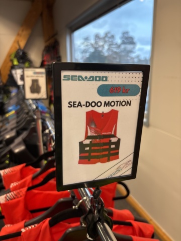 1409384-10 Parti med flytvästar, våtdräkter, skor, glasögon, kläder etc. Seadoo