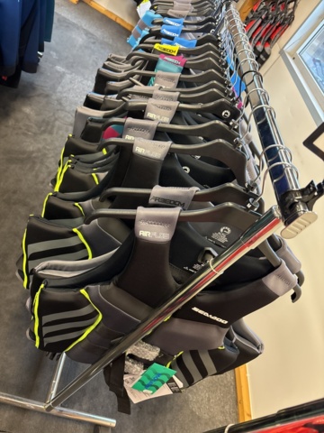 1409384-11 Parti med flytvästar, våtdräkter, skor, glasögon, kläder etc. Seadoo