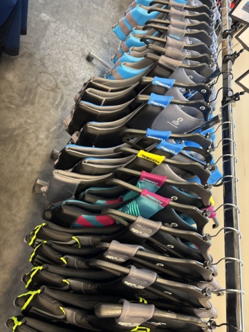 1409384-13 Parti med flytvästar, våtdräkter, skor, glasögon, kläder etc. Seadoo