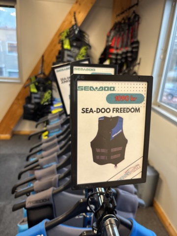 1409384-14 Parti med flytvästar, våtdräkter, skor, glasögon, kläder etc. Seadoo