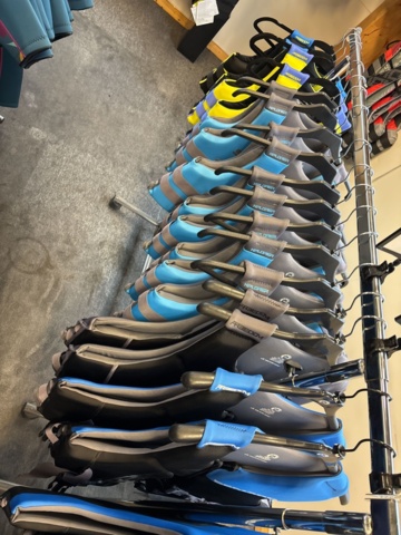 1409384-15 Parti med flytvästar, våtdräkter, skor, glasögon, kläder etc. Seadoo