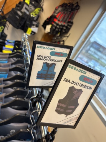 1409384-16 Parti med flytvästar, våtdräkter, skor, glasögon, kläder etc. Seadoo