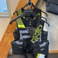 1409384-17 Parti med flytvästar, våtdräkter, skor, glasögon, kläder etc. Seadoo