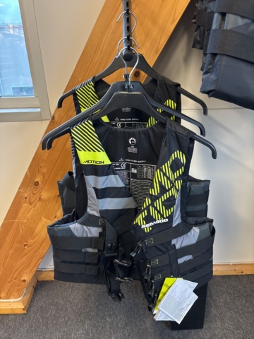 1409384-17 Parti med flytvästar, våtdräkter, skor, glasögon, kläder etc. Seadoo