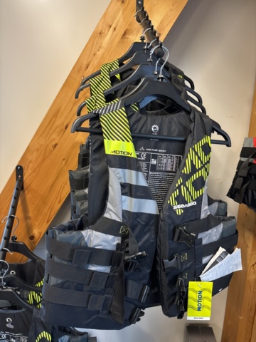 1409384-18 Parti med flytvästar, våtdräkter, skor, glasögon, kläder etc. Seadoo