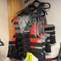 1409384-19 Parti med flytvästar, våtdräkter, skor, glasögon, kläder etc. Seadoo