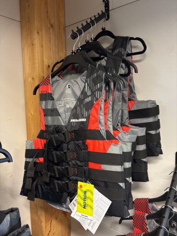 1409384-19 Parti med flytvästar, våtdräkter, skor, glasögon, kläder etc. Seadoo