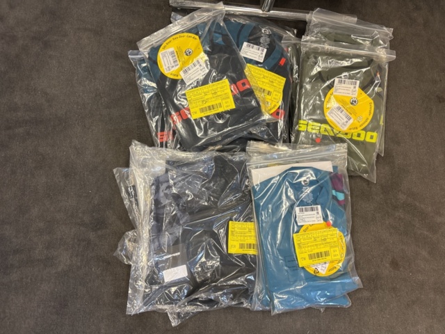 1409384-21 Parti med flytvästar, våtdräkter, skor, glasögon, kläder etc. Seadoo